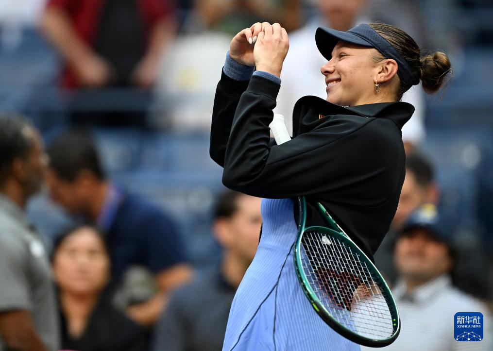 阿尼西莫娃的球拍上，刻着所有抑郁症患者的勇气