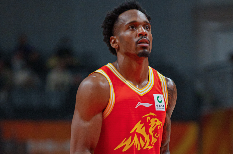 华体会数据中心-联赛第一！广厦大胜青岛豪取6连胜 孙铭徽9+7卡尔顿25+10