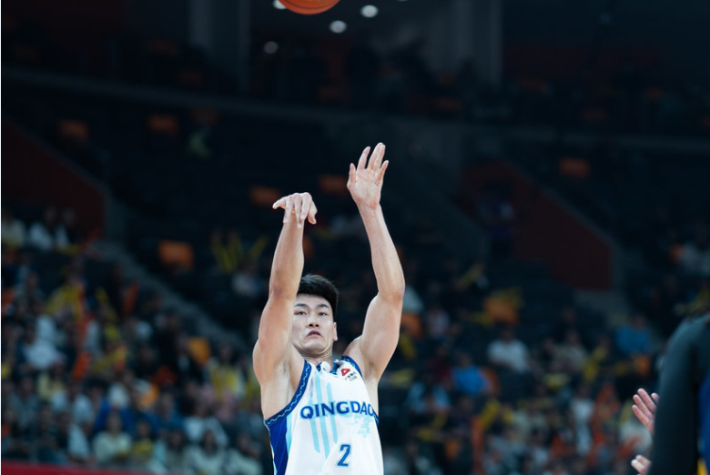 华体会数据中心-联赛第一！广厦大胜青岛豪取6连胜 孙铭徽9+7卡尔顿25+10