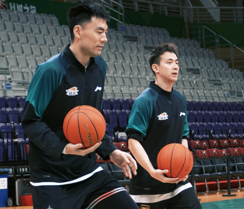 备战青岛!赵继伟开启合练但缺席今晚比赛,杨鸣展望对手给足认可