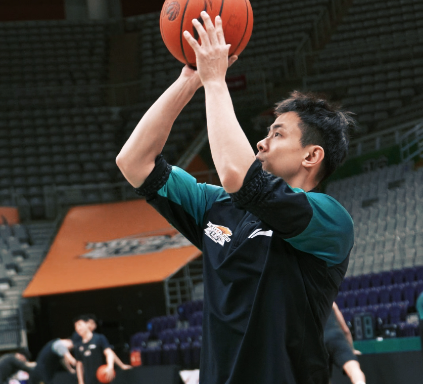 备战青岛!赵继伟开启合练但缺席今晚比赛,杨鸣展望对手给足认可