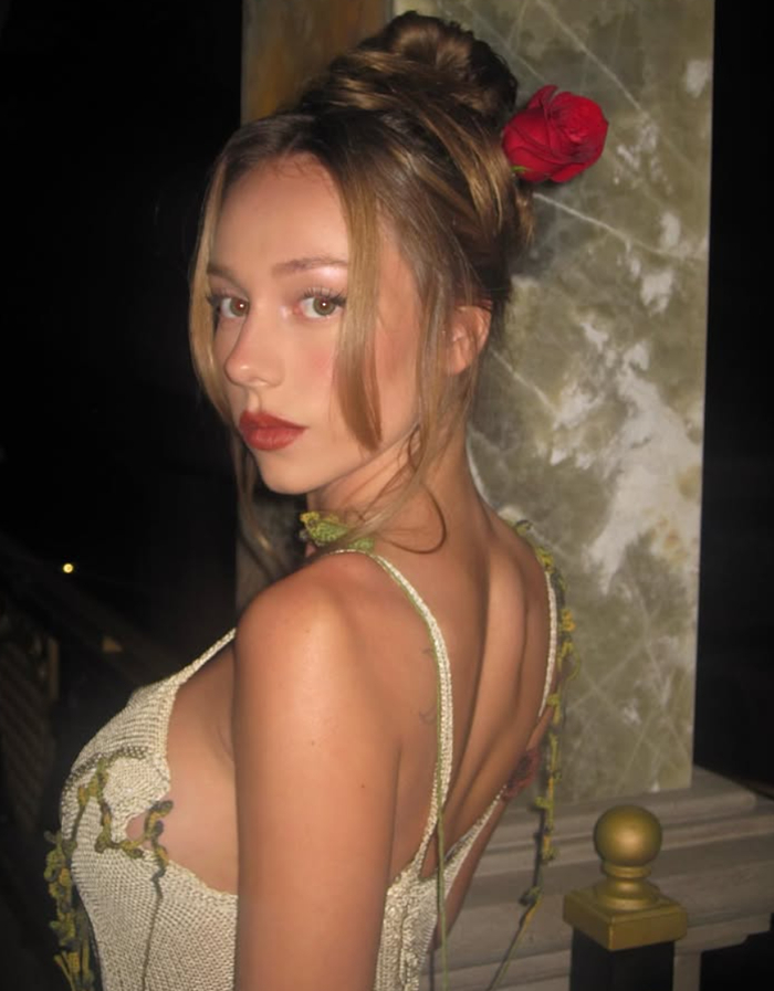 西媒更新姆巴佩最新恋情：两人在巴黎甜蜜约会 共进晚餐+打保龄球|西班牙|基利安·姆巴佩|爱珀斯托|皇家马德里|粉丝_新浪体育_新浪新闻