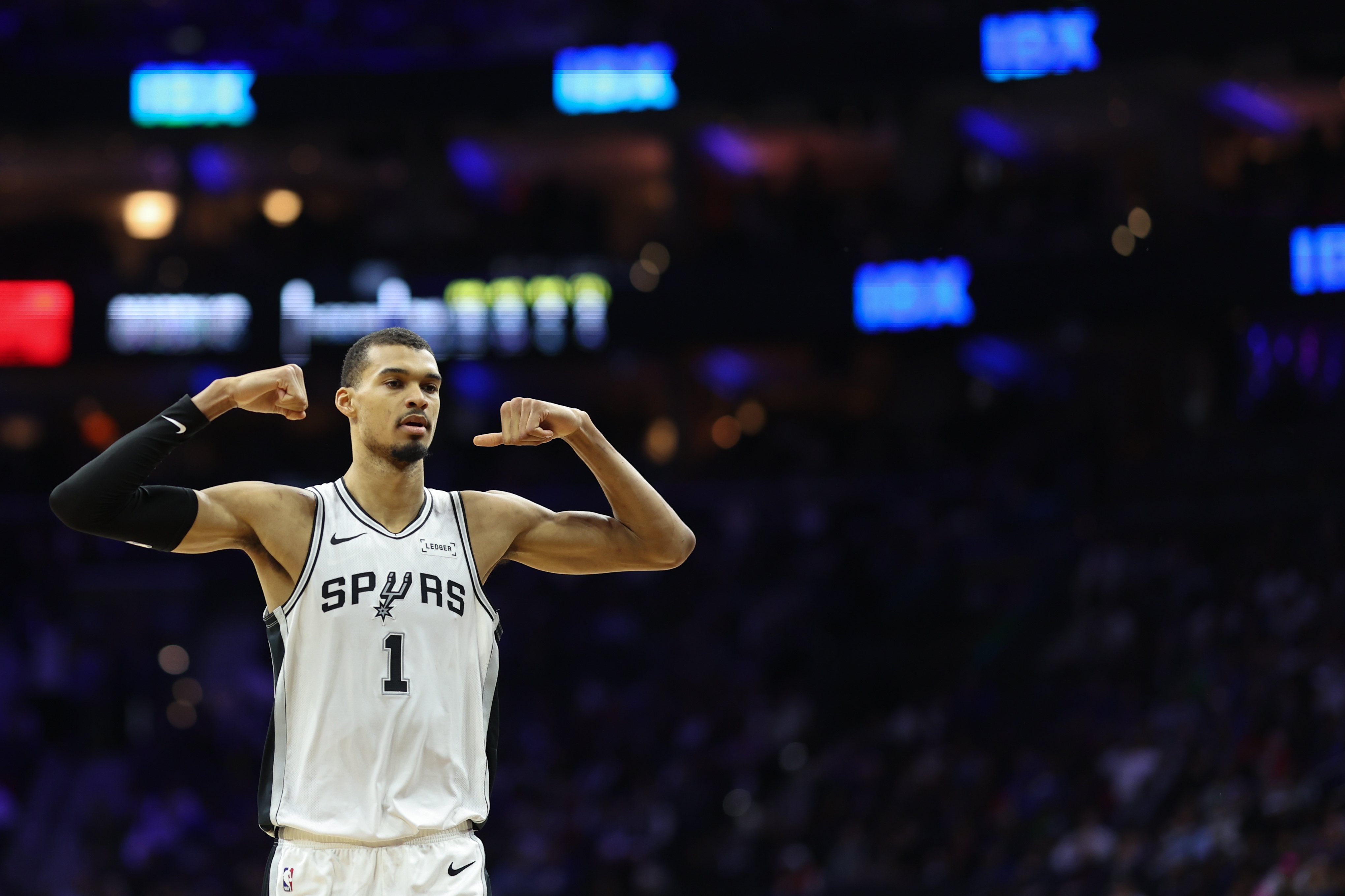 华体会数据中心-放空申京&阿门5米!申谢两个防守黑洞 打火箭包夹KD先赢一半?