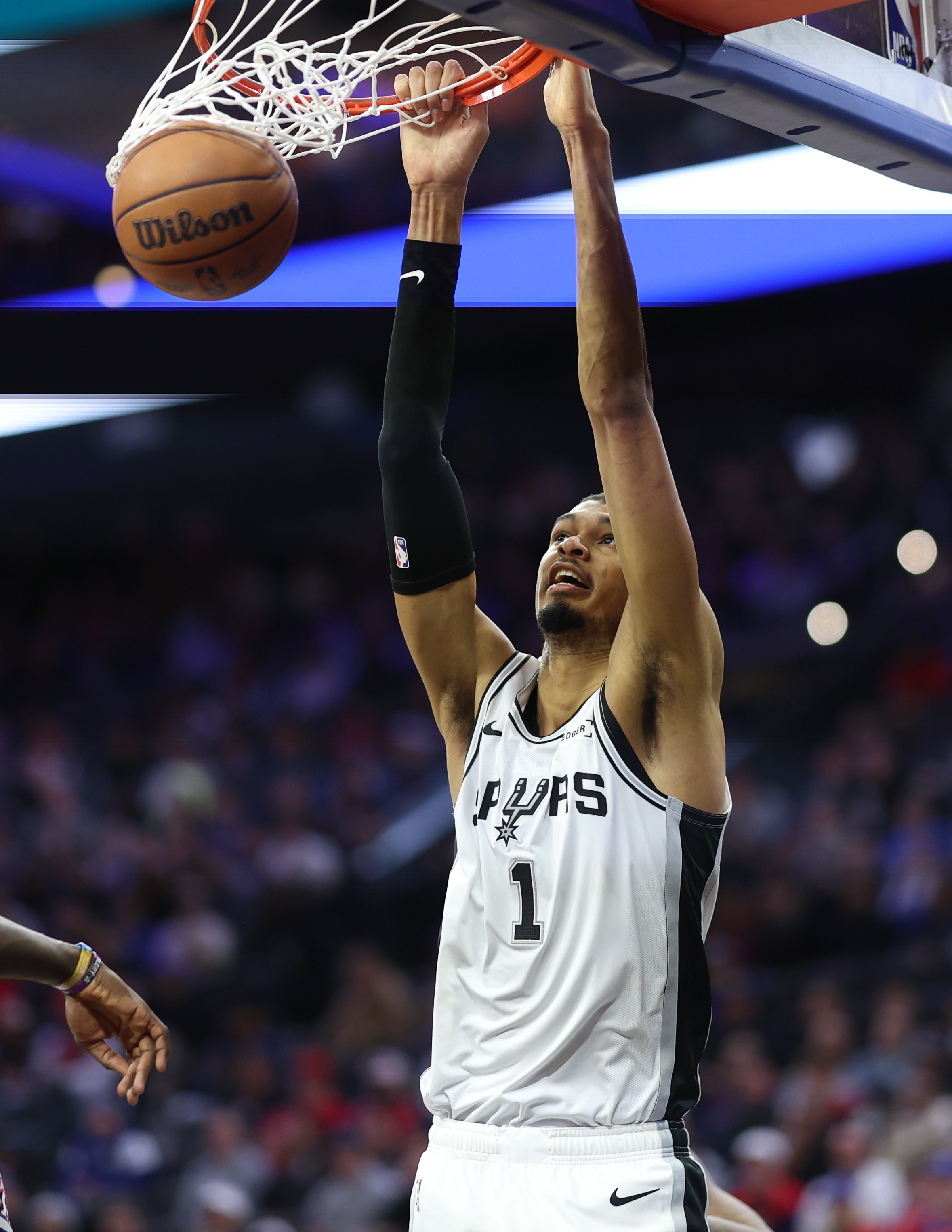 华体会数据中心-放空申京&阿门5米!申谢两个防守黑洞 打火箭包夹KD先赢一半?