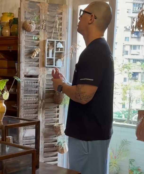 华体会app下载-蒋介石曾孙蒋友柏,这位49岁的男人晒出自己的家,甩出两条铁律